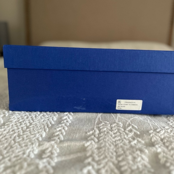 Stuart Weitzman Large Box 12” W X 16 1/2” - Picture 4 of 13